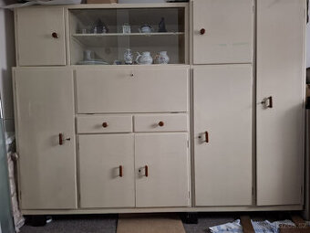 Starý historický dřevěný kredenc