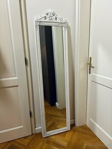 Bílé zrcadlo s ozdobním rámem