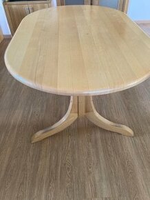 Dřevěný kuchyňský stůl