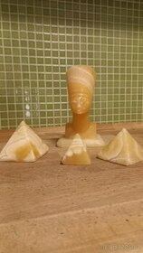 Soška Nefertiti a tři pyramidy