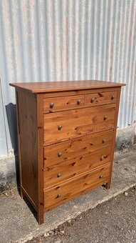 Ikea Hemnes vysoká komoda 6š masiv mořidlo antik Leksvik