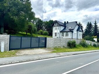 Vícegenerační vila (260 m2) po rekonstrukci se zahradním dom