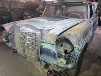 Mercedes W110 200 D, motor v chodu, z 90% kompletní