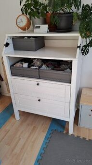 Komoda/přebalovací stůl IKEA SUNDVIK – masiv, bílá