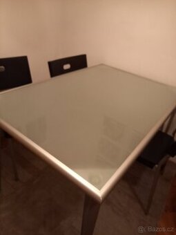 Stůl se skleněnou deskou