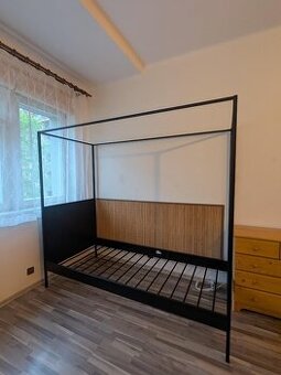 Designová postel s nebesy