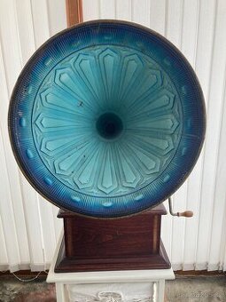 Starožitný gramofon na kliku s troubou