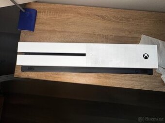 Xbox One S 1TB + 6 her + volant + pedály – set