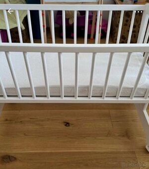 Detska drevena kolebka