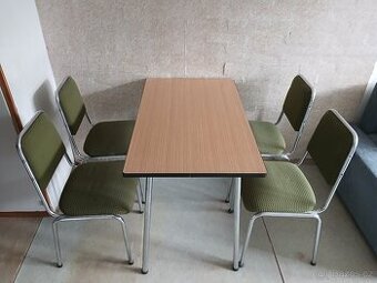 Jídelní stůl + 4 čalouněné židle