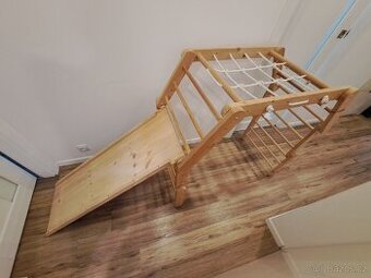 Piklerův trojúhelnik / prolézačka se skluzavkou