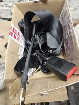 Pásy na LADA přední, jen nasazené, volat