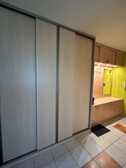 Vestavná předsíňová skříň