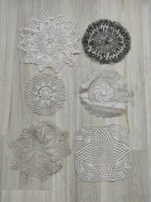 Starožitné ručně vyšívané dečky, broušená mísa, vějíř