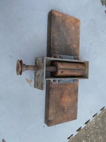 Hoblovací  válec s kovovými deskami