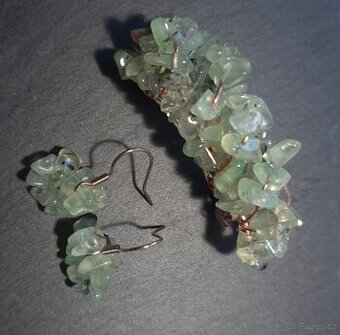 set šperků z minerálu prehnit – náušnice a spona