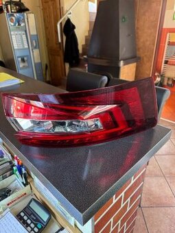 3V5 945 207 LZ světlo vnější Superb 3 Liftback