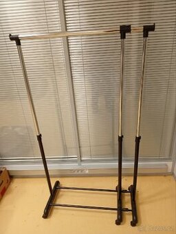 rozkladaci pojizdny stendr vesak