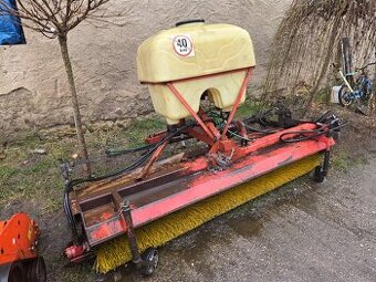 Zametací kartač se zberačem za traktor s kropením hydraulick