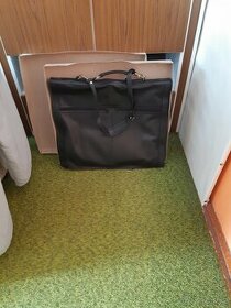 Kožený kryt ( kufr ) na oblek