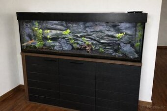 Designové velké akvárium s kompletní výbavou a skříňí