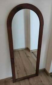 Nástěnné obloukové zrcadlo v dřevěném rámu