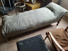 Stará čalouněná postel / čalouněný otoman