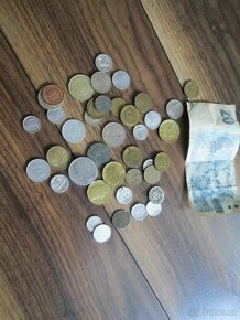 Mix mincí a bankovka