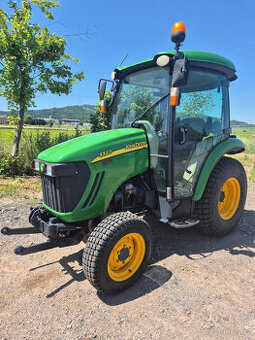 John Deere 3320