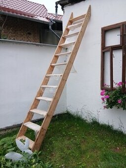 Dřevěné půdní schody