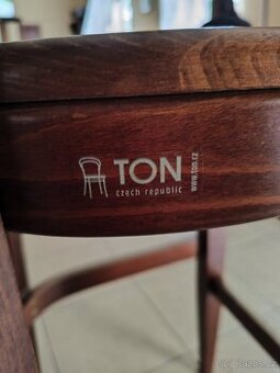 Židle a stoly TON z restaurace