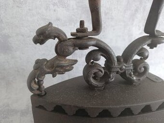 Stará atypická žehlička "Drak" s hvězdou