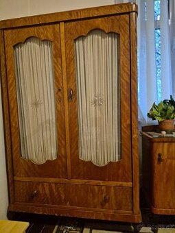 Šatní skříň a noční stolek