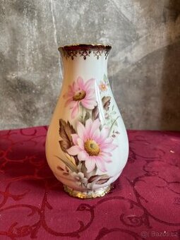 Porcelánová vázička s květinovým dekorem