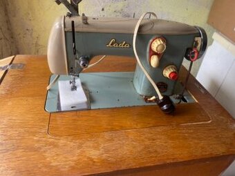 šicí stroj  Lada
