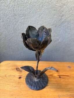 Ručně kovaný svícen ve tvaru květu