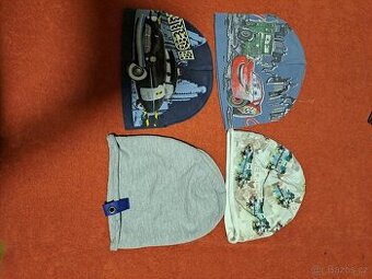 Chlapecké čepice, rukavice, punčocháče a bačkory.