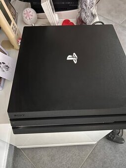 PS4 Pro 1TB + dva ovladače + hry