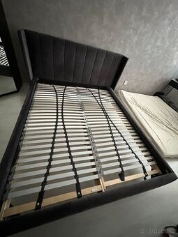 Čalouněná velvet postel 160x200 cm Westwing