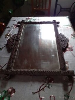 Starožitné  vyřezávané  zrcadlo