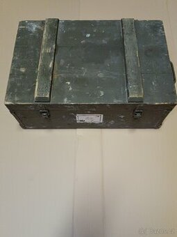 Staré vojenské bedny od nábojů