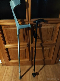 francouzská  berle,retro kufry, skládací židle k vodě, lyže