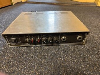 Mono Amplifier 2 x 100W, což je monofonní zesilovač