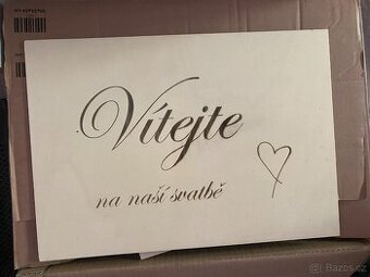 Dřevěná svatební uvítací cedule „Vítejte na naší svatbě“