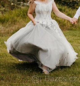 Šedé svatební šaty