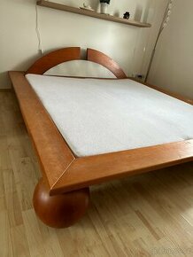 Prodám designovou postel z masivu