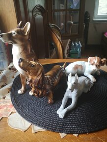 porcelánové sošky psů