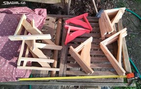Dřevěné držáky na poličky, rozměry cca 20-30 cm