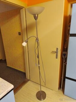 Stojací lampa.