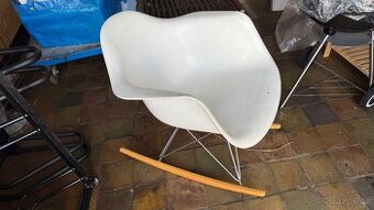 Eames houpací křeslo